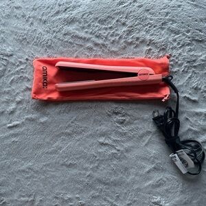 Amika Coral Hair Straightener with Pouch